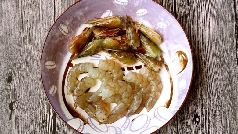 虾球豆腐羹,将虾头、虾身分离。
留取虾头备用，虾身去壳。