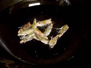 虾球豆腐羹,熬虾油：炒锅倒入多一些的植物油，放入虾头，小火煎炸。