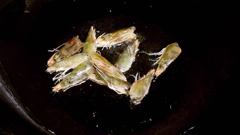 虾球豆腐羹,熬虾油：炒锅倒入多一些的植物油，放入虾头，小火煎炸。