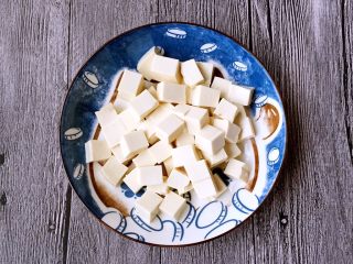 虾球豆腐羹,内脂豆腐冲一下水，切小方形块。