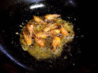 虾球豆腐羹,虾头红后，用铲子拍压虾头，拍出虾脑，熬出红色的虾油。