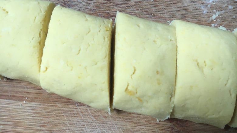 红薯糯米蒸饼,用刀切成小剂子