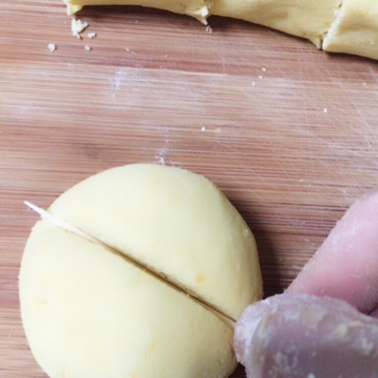 红薯糯米蒸饼,用一根牙签按出花形