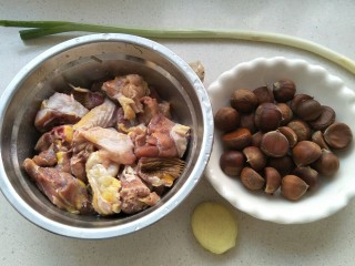 板栗炖鸡,准备食材:笨鸡半只，板栗150克，姜一块，蒜，葱和青红辣椒。