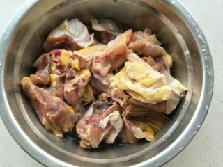 板栗炖鸡,鸡半只洗净，把鸡切成小块放入盆中