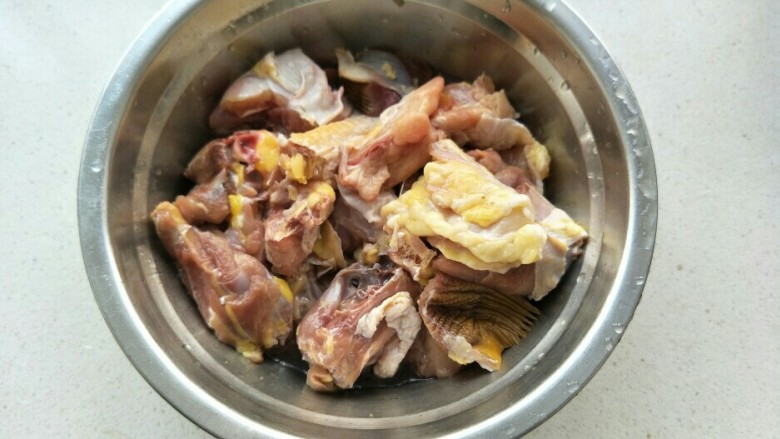 板栗炖鸡,鸡半只洗净，把鸡切成小块放入盆中
