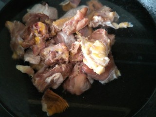 板栗炖鸡,鸡块放入水中烧开焯水，去血沫。
