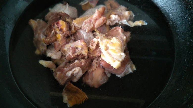 板栗炖鸡,鸡块放入水中烧开焯水，去血沫。
