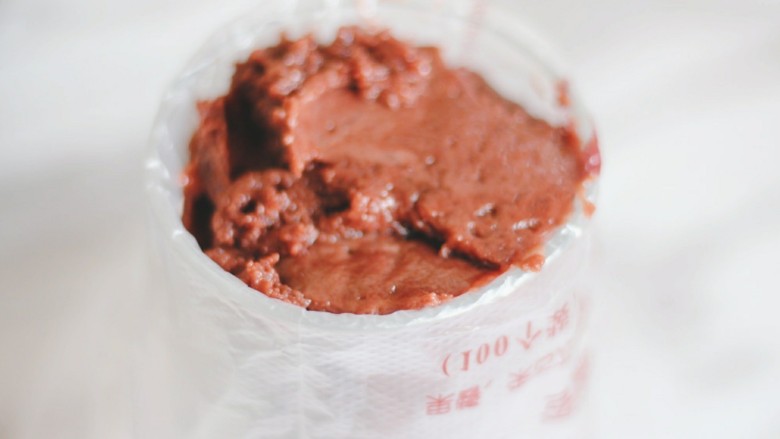 草莓圆舞曲Strawberry Cupcake,面糊装入裱花袋，烤箱预热170度。