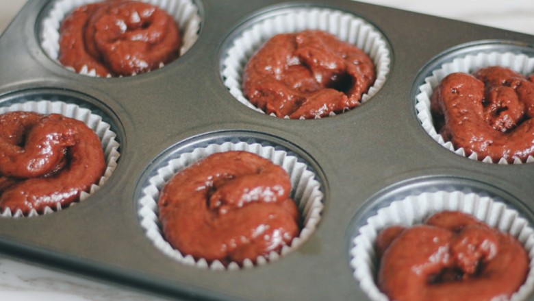 草莓圆舞曲Strawberry Cupcake,将面糊挤入模具中，此方可烤12个小蛋糕。