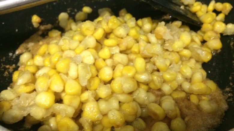 金沙玉米,倒入玉米粒混合均匀