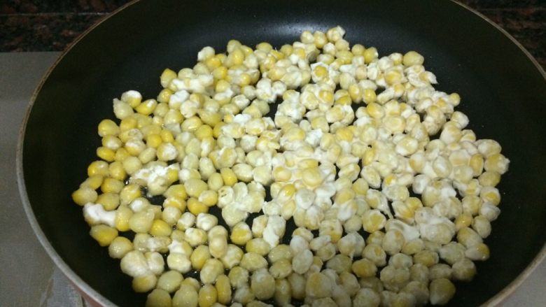 金沙玉米,压平，一面煎至淀粉变透明。