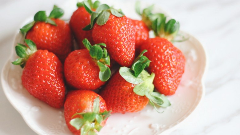 草莓圆舞曲Strawberry Cupcake,草莓洗净，用纸吸去水份。