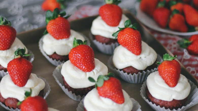 草莓圆舞曲Strawberry Cupcake,洗干净的草莓装饰在蛋糕上即可。