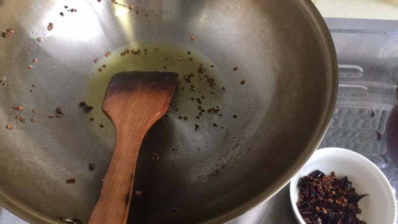 小清新的黄瓜拌金针,将煸好的花椒和干辣椒捞出，小心不要煸糊了，剩下的油烧至八成热