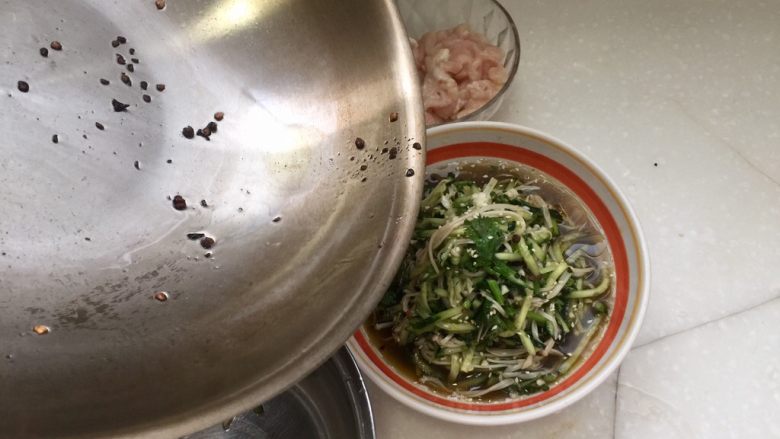 小清新的黄瓜拌金针,将热油浇在菜呲啦一声，搞定上桌