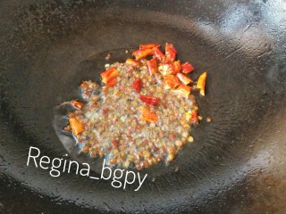 麻辣龙利鱼片,锅中热油，放入胡椒，花椒，辣椒，马上关火，要不该糊了。