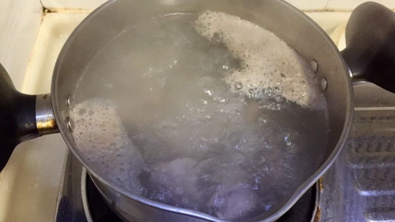 辣冬瓜排骨煲,锅中接适量水，放入排骨，水开撇去血末，捞出排骨