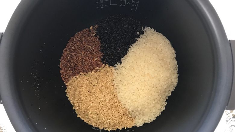 早餐+杂蔬五谷米粥,将米倒入锅中，