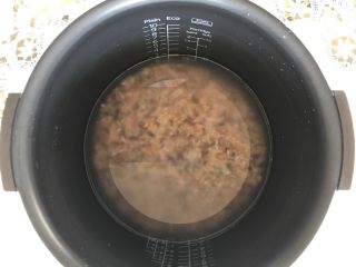 早餐+杂蔬五谷米粥,在锅中加入清水浸泡过夜，