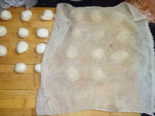 椒盐酥,水油皮，油酥同意捏成11个同样大小的圆球，水油皮用湿笼布盖好放置15分钟