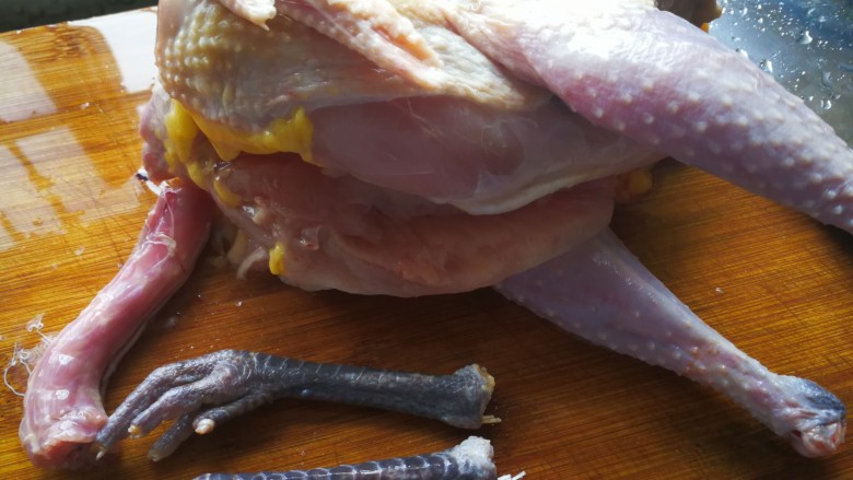 中餐秋冬滋补篇:天麻老母鸡汤,去头，去脖子上的皮和中轴部位的淋巴。鸡脚去指甲。