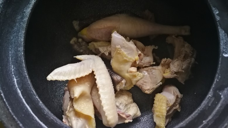 中餐秋冬滋补篇:天麻老母鸡汤,将半只鸡的鸡块放入砂锅