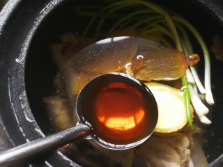 中餐秋冬滋补篇:天麻老母鸡汤,加水，葱姜也放入砂锅，加入黄酒一汤勺。