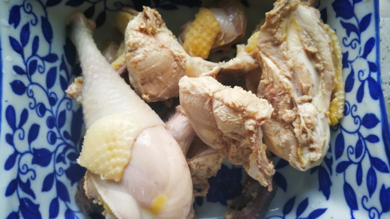 中餐秋冬滋补篇:天麻老母鸡汤,因为吃的少，又不喜欢剩，所以只用了一半，另一半冷冻保存。