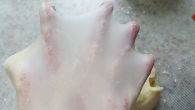 大理石纹豆沙吐司,4.揉至面团的完全扩展阶段，可以拉出薄有弹性的膜，放入冰箱冷冻30分钟。