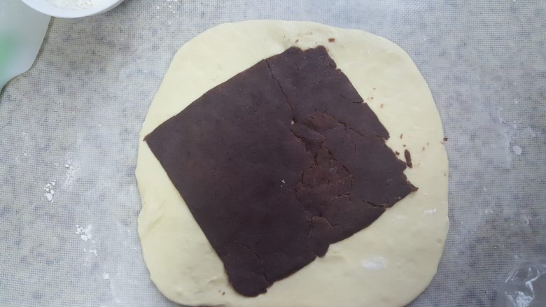 大理石纹豆沙吐司,5.冻好的面团取出擀成正方形，把豆沙馅放在上面，如上图所示