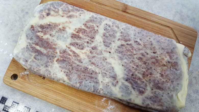 大理石纹豆沙吐司,13.放在小的案板上，放入冰箱冷冻30分钟。