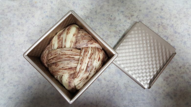 大理石纹豆沙吐司,22.发酵至吐司盒的九分满。