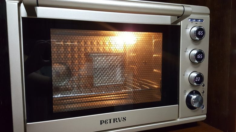 大理石纹豆沙吐司,23.放入预热好的烤箱中，上火165度下火175度，烤40分钟。