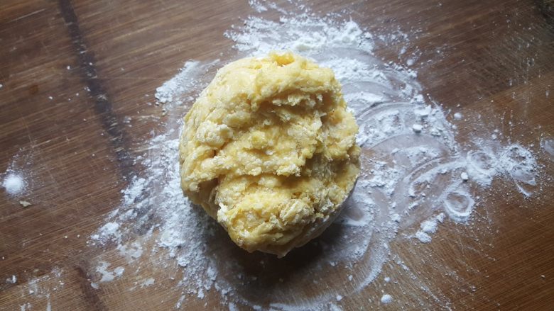 蛋黄沙琪玛,3.揉成面团后，转移到铺有面粉的案板上。
