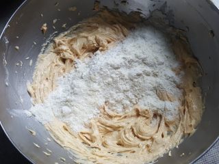 焦糖海盐曲奇,6.加入筛好的低筋面粉和杏仁粉。