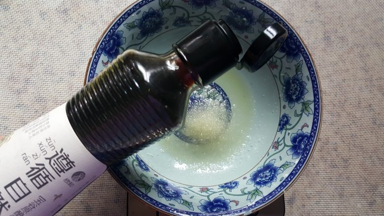 清蒸大闸蟹,7.加入五谷酱油，也可以用生抽代替。