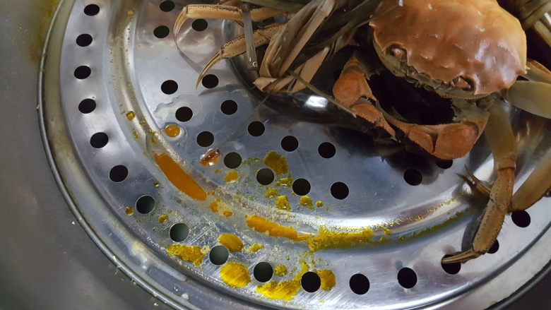 清蒸大闸蟹,11.蟹黄和蟹油流出来好多，螃蟹很肥美。