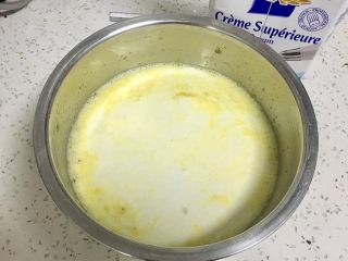 金沙奶黄馅的巧克力月饼,倒入淡奶油和牛奶。