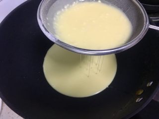 金沙奶黄馅的巧克力月饼,把面糊过筛到不粘锅里。