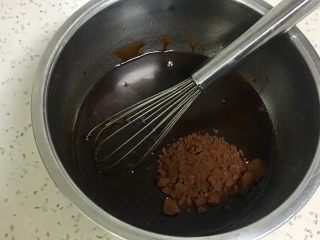 金沙奶黄馅的巧克力月饼,加入可可粉，搅拌均匀。
