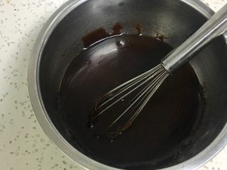 金沙奶黄馅的巧克力月饼,搅拌均匀，要搅拌的完全融合。