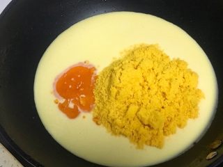 金沙奶黄馅的巧克力月饼,加入黄油，咸蛋黄粉，我把蒸蛋黄出来的油也加进去了。