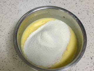 金沙奶黄馅的巧克力月饼,筛入混合好的低粉，玉米淀粉，奶粉。
