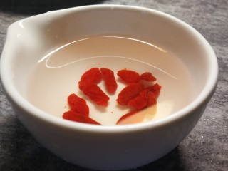 中餐秋冬滋补篇:天麻老母鸡汤,枸杞提前冷开水浸泡备用。