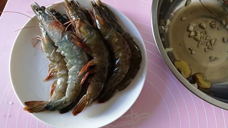 美味红烧虾,将腌好的大虾从盆清理掉蒜姜拿出，装盘备用。
