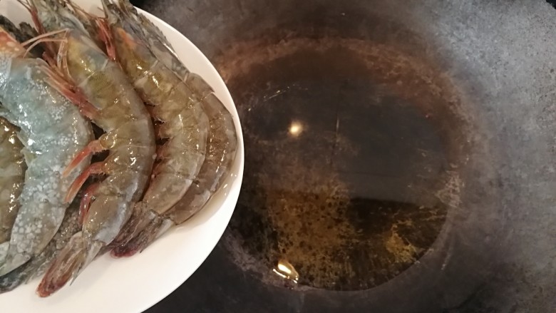 美味红烧虾,将锅内放油，开始煎炒大虾。