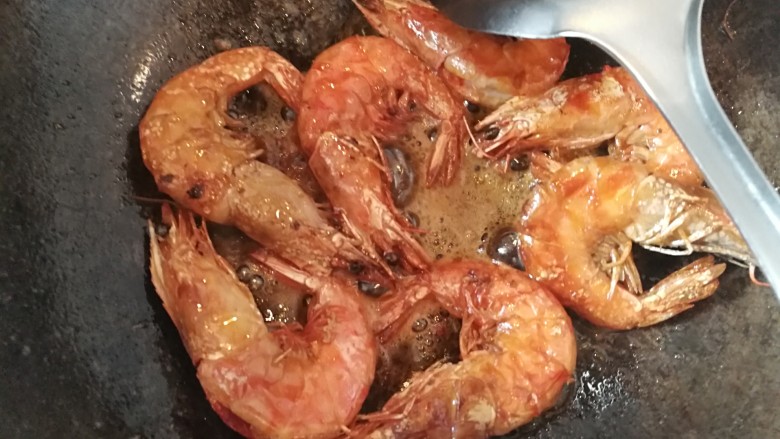 美味红烧虾,一定要小火煎，煎好一面后，翻另一面儿煎。