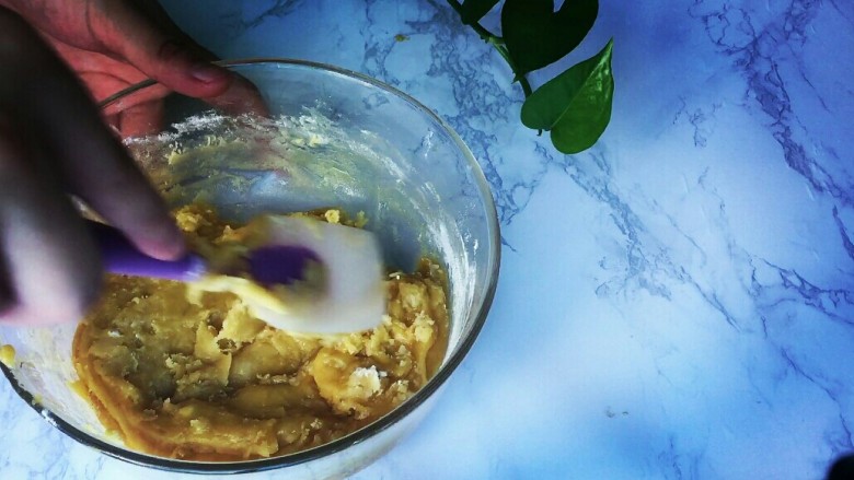 #午餐#中秋甜品蛋黄莲蓉月饼,搅拌至无干粉，多搅拌至全部混合，表面光滑！