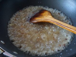 潮汕肠粉,然后在煸香香菇蒜泥的锅里加入适量的开水，倒入调匀的水淀粉